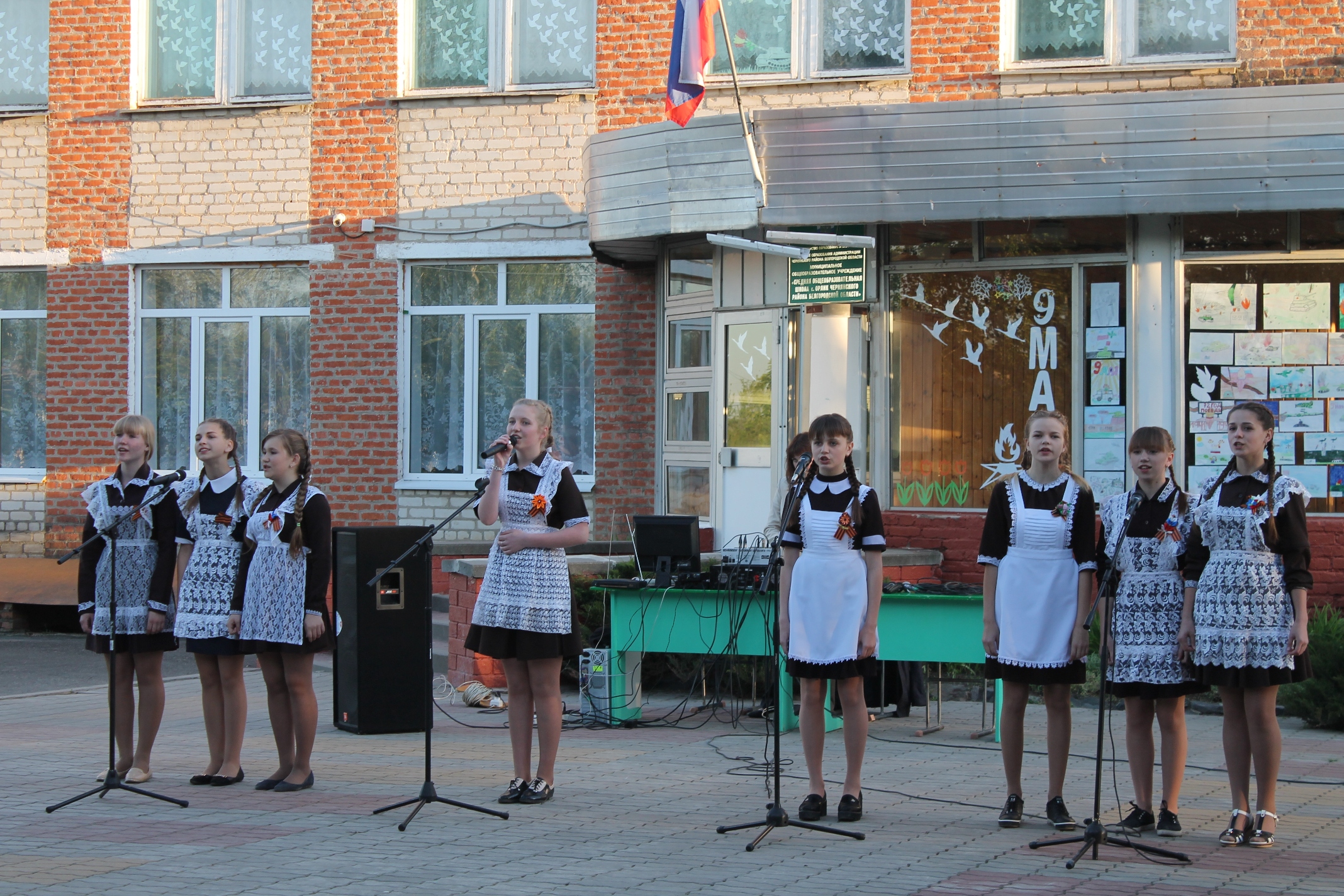 5 мая во дворе средней школы с.Орлик прошел концерт-реквием &amp;quot;Героев по....