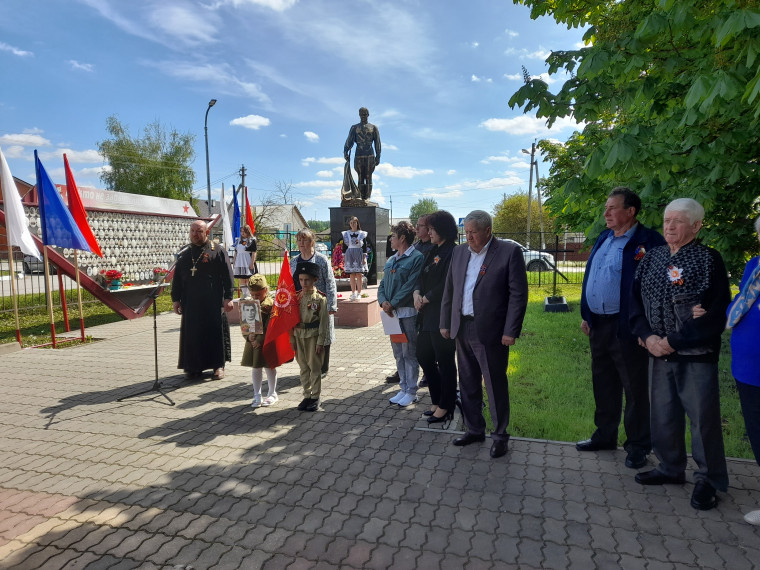 Возложение цветов к памятнику погибшим к 80 годовщине в Великой Отечественной войне. Возложение цветов к памятнику погибшим к 80 годовщине в Великой Отечественной войне.